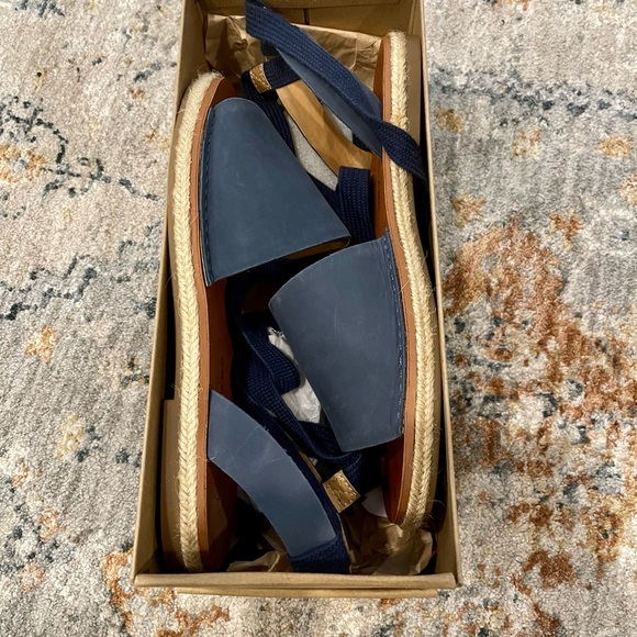Single band tie leg design sandal - Picture 2 of 3